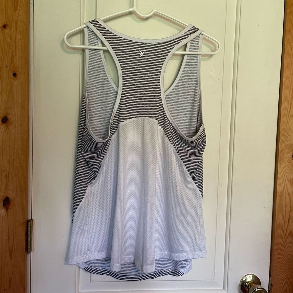 Old Navy Womens tank top XL (16)
Semi-fitted
Gray/white - Picture 5 of 7